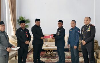 Wabup Deddy Serahkan SK Plt Kasatpol PP, Marwan Makalalag Rangkap Jabatan 6 Wabup Bolsel Deddy Abdul Hamid menyerahkan SK Plt. Kasatpol PP kepada Marwan Makalalag dalam prosesi resmi yang disaksikan jajaran pemerintah daerah.
