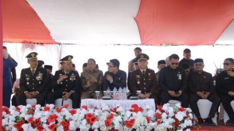 Kapolres Kotamobagu Puji Aksi Defile HUT Bhayangkara Ke-80 2 Forkopimda Kotamobagu bersama jajaran kepolisian dan instansi terkait menghadiri upacara HUT Bhayangkara ke-80 di Lapangan Boki Hontinimbang.