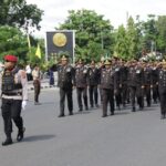 Barisan personel Polres Kotamobagu bersama unsur instansi terkait tampil kompak dalam parade defile memperingati HUT Bhayangkara ke-80 di Lapangan Boki Hontinimbang.