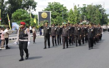 Barisan personel Polres Kotamobagu bersama unsur instansi terkait tampil kompak dalam parade defile memperingati HUT Bhayangkara ke-80 di Lapangan Boki Hontinimbang.