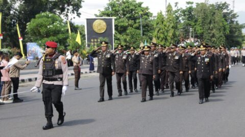 Barisan personel Polres Kotamobagu bersama unsur instansi terkait tampil kompak dalam parade defile memperingati HUT Bhayangkara ke-80 di Lapangan Boki Hontinimbang.
