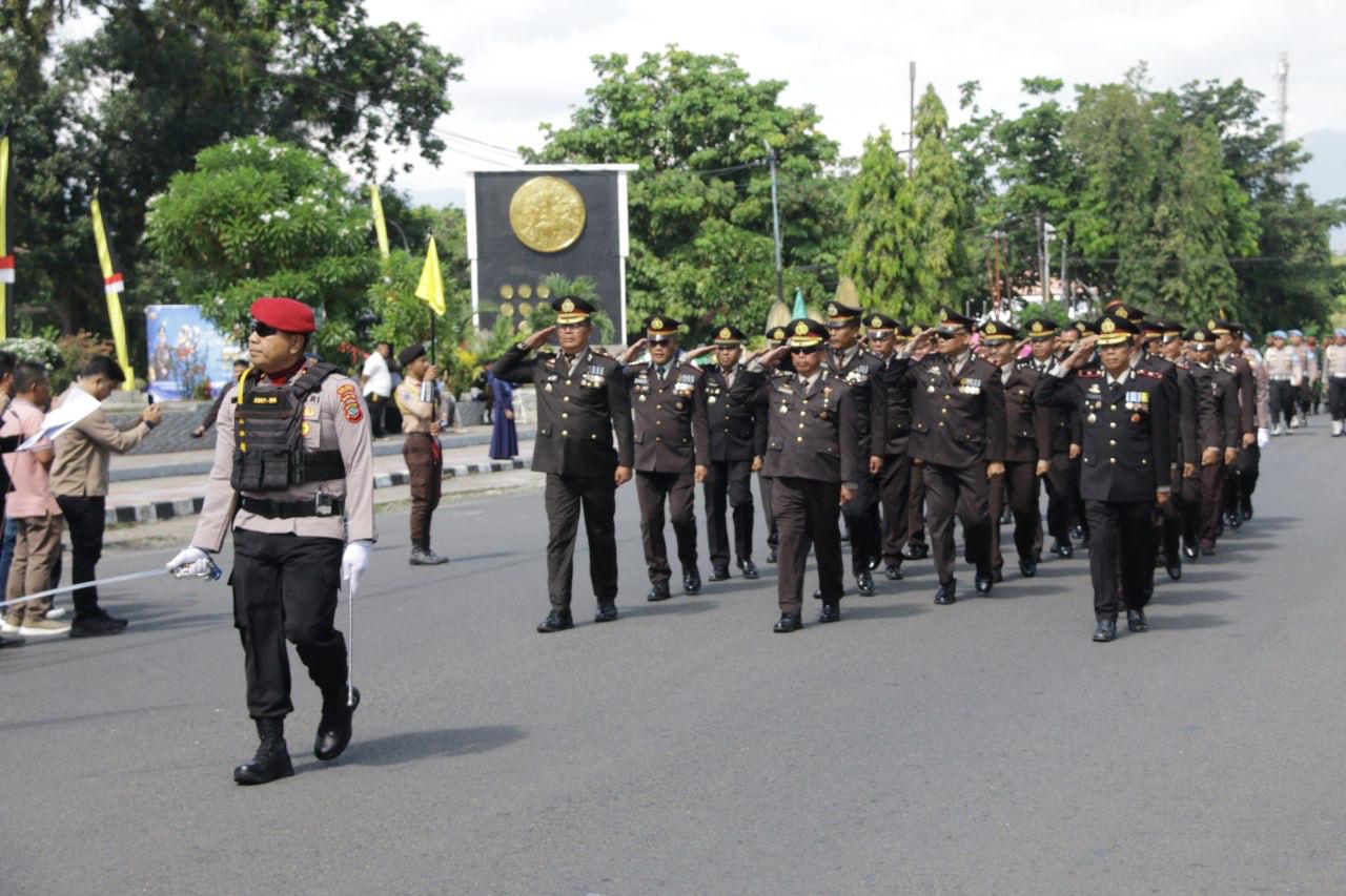 Barisan personel Polres Kotamobagu bersama unsur instansi terkait tampil kompak dalam parade defile memperingati HUT Bhayangkara ke-80 di Lapangan Boki Hontinimbang.