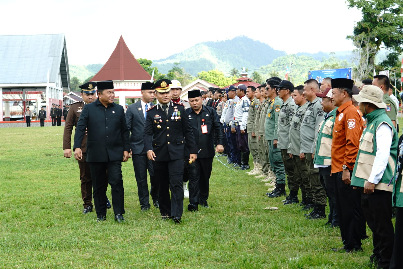 Wabup Bolsel Deddy Abdul Hamid bersama jajaran Forkopimda menghadiri upacara HUT Bhayangkara ke-80 di Lapangan Alun-Alun Molibagu, Kecamatan Bolaang Uki, Rabu (1/7/2026).