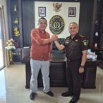 Kajari Kotamobagu Tasjrifin M. A. Halim, S.H., M.H. (kanan) berjabat tangan dengan Ketua PWI Kotamobagu terpilih Koni Balamba (kiri) saat audiensi di ruang kerja Kejaksaan Negeri Kotamobagu, Rabu (1/7/2026).