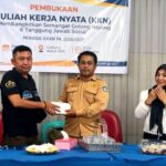 Pengusaha muda Govaldi Fauzan Bondo (GFB) menyerahkan bantuan kepada Rektor UDK Dr. Muharto saat pelepasan mahasiswa KKN di Aula Kampus UDK, Rabu (1/7/2026).