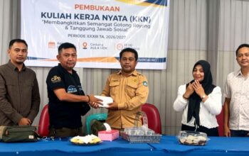 Peduli Pendidikan, GFB Beri Dukungan Pembangunan Kampus UDK 3 Pengusaha muda Govaldi Fauzan Bondo (GFB) menyerahkan bantuan kepada Rektor UDK Dr. Muharto saat pelepasan mahasiswa KKN di Aula Kampus UDK, Rabu (1/7/2026).