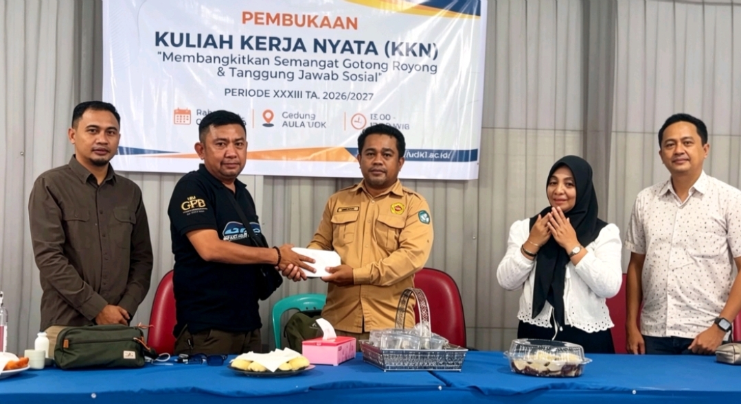 Pengusaha muda Govaldi Fauzan Bondo (GFB) menyerahkan bantuan kepada Rektor UDK Dr. Muharto saat pelepasan mahasiswa KKN di Aula Kampus UDK, Rabu (1/7/2026).
