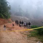 Garis polisi di lokasi longsor tambang emas ilegal Gunung Patung, Desa Mopait, Bolmong, usai tragedi yang menewaskan dua penambang dan masih menyisakan satu korban hilang.