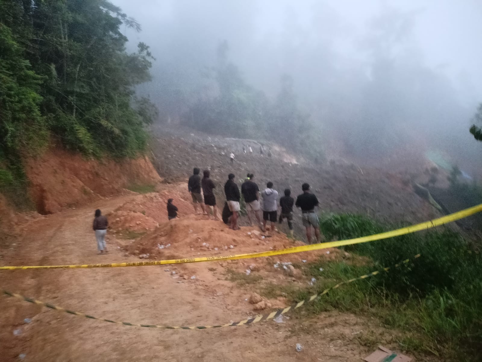 Garis polisi di lokasi longsor tambang emas ilegal Gunung Patung, Desa Mopait, Bolmong, usai tragedi yang menewaskan dua penambang dan masih menyisakan satu korban hilang.