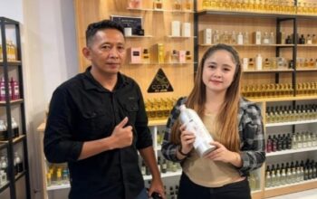 Dulu Keliling, Winda Mandiri Parfum Kini Punya Toko di Kelurahan Matali 3 Pemilik Mandiri Parfum Kotamobagu, Winda Lompu dan Mahmud Nawir, saat melayani pelanggan di toko baru mereka yang terletak di Kelurahan Matali, Kotamobagu Timur.