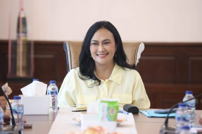 Ketua Dekranasda Provinsi Sulawesi Utara, Ny. Anik Yulius Selvanus, saat menerima audiensi Panitia Tomohon International Flower Festival (TIFF) 2026 di Wisma Negara Bumi Beringin, Manado, Jumat (3/7/2026).