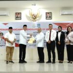 Bupati Bolsel Iskandar Kamaru (kiri) bersama Kajari Kotamobagu Tasjrifin M. A. Halim (kanan) usai menandatangani dokumen MoU kerja sama hukum bidang Datun di Kantor Kejari Kotamobagu, Jumat (3/7/2026).