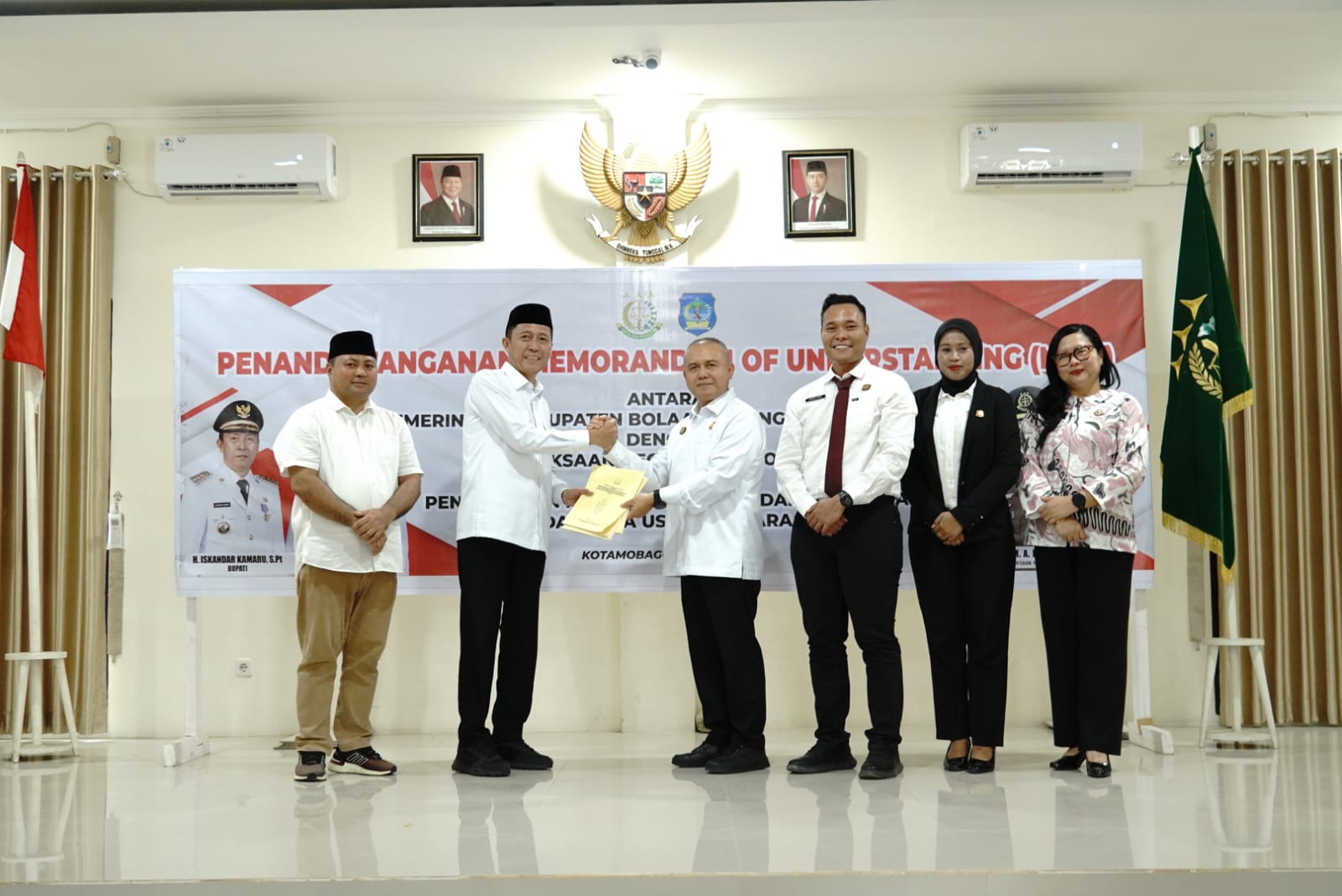 Bupati Bolsel Iskandar Kamaru (kiri) bersama Kajari Kotamobagu Tasjrifin M. A. Halim (kanan) usai menandatangani dokumen MoU kerja sama hukum bidang Datun di Kantor Kejari Kotamobagu, Jumat (3/7/2026).