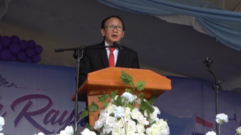 Ketua Panitia Royke Kasenda saat memberikan laporan pada Ibadah Raya puncak peringatan Hari Pekabaran Injil (HPI) ke-122 dan HUT GMIBM ke-76 di halaman depan Universitas Dumoga Kotamobagu.