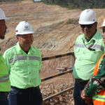 Pangdam XIII/Merdeka Mayor Jenderal TNI Mirza Agus (kanan) saat berdiskusi dengan Head of Business PT J Resources Bolaang Mongondow (JRBM) Ronni Juan Lim (kedua dari kiri) dan jajaran manajemen di area operasional tambang emas Desa Bakan, Kecamatan Lolayan, Jumat (3/7/2026). Kunjungan ini menegaskan komitmen TNI dalam menjaga iklim investasi yang kondusif dan berkelanjutan di Sulawesi Utara. (Foto: Istimewa)