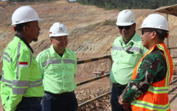 Pangdam XIII/Merdeka Mayor Jenderal TNI Mirza Agus (kanan) saat berdiskusi dengan Head of Business PT J Resources Bolaang Mongondow (JRBM) Ronni Juan Lim (kedua dari kiri) dan jajaran manajemen di area operasional tambang emas Desa Bakan, Kecamatan Lolayan, Jumat (3/7/2026). Kunjungan ini menegaskan komitmen TNI dalam menjaga iklim investasi yang kondusif dan berkelanjutan di Sulawesi Utara. (Foto: Istimewa)