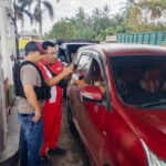 Kanit Tipidter Polres Bolmong, Rizki Marsel Sudiro melakukan pemeriksaan dokumen dan kesesuaian barcode kendaraan dalam sidak penyaluran BBM bersubsidi di SPBU Kosio