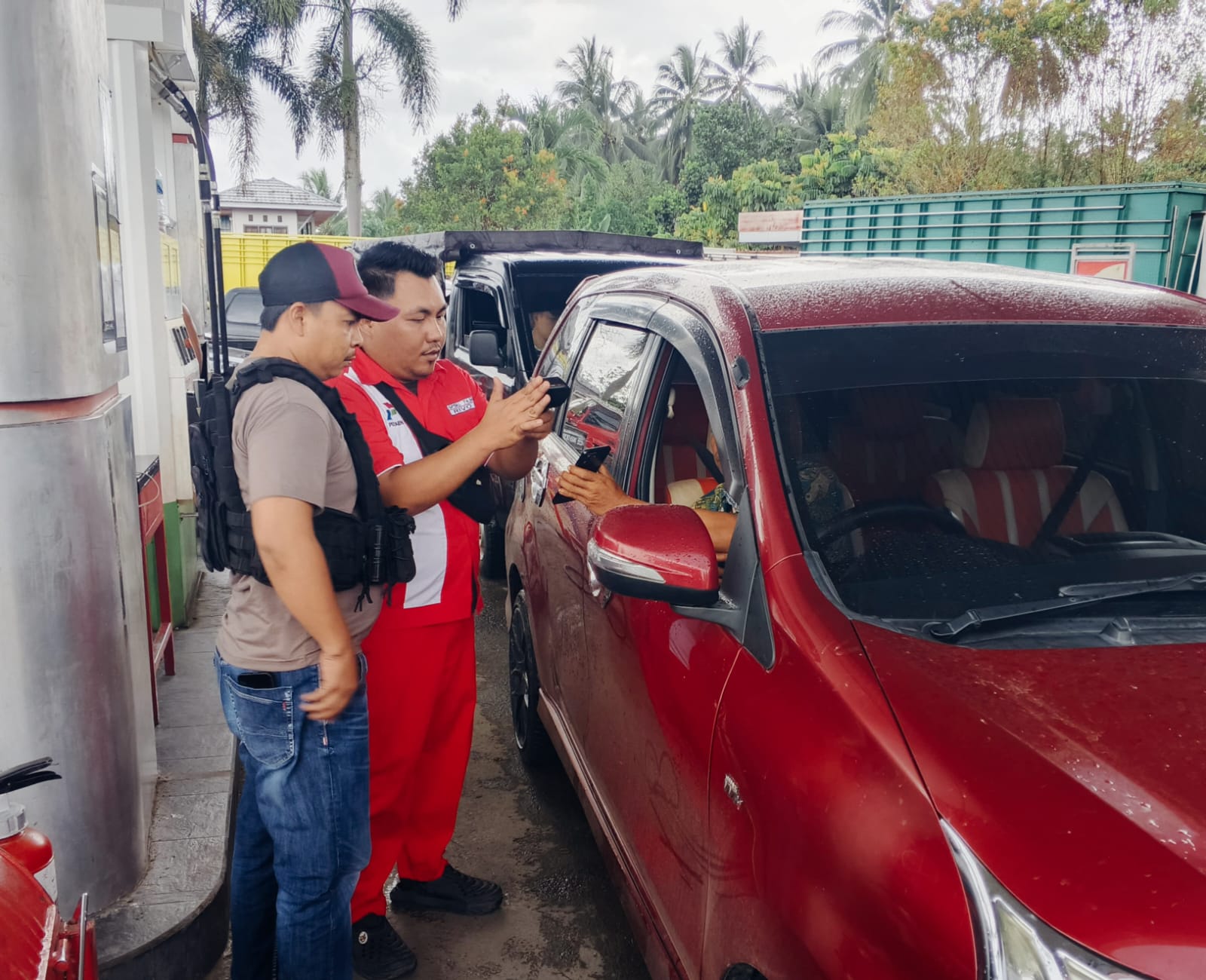 Kanit Tipidter Polres Bolmong, Rizki Marsel Sudiro melakukan pemeriksaan dokumen dan kesesuaian barcode kendaraan dalam sidak penyaluran BBM bersubsidi di SPBU Kosio