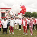 Bupati Bolsel Iskandar Kamaru bersama Wakil Buapti Deddy Abdul Hamid serta jajaran pemerintahan dan warga saat meluncurkan logo HUT ke-18 Bolsel di Alun-alun Bolsel, Kecamatan Bolaang Uki.