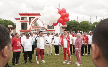 Bupati Bolsel Iskandar Kamaru bersama Wakil Buapti Deddy Abdul Hamid serta jajaran pemerintahan dan warga saat meluncurkan logo HUT ke-18 Bolsel di Alun-alun Bolsel, Kecamatan Bolaang Uki.