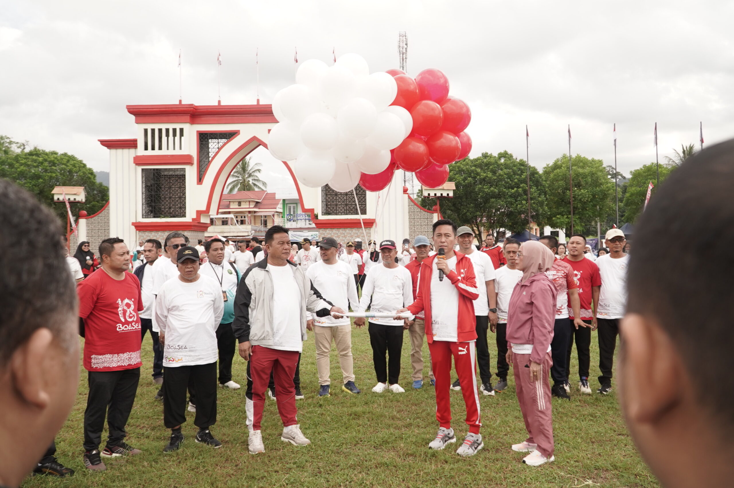 Bupati Bolsel Iskandar Kamaru bersama Wakil Buapti Deddy Abdul Hamid serta jajaran pemerintahan dan warga saat meluncurkan logo HUT ke-18 Bolsel di Alun-alun Bolsel, Kecamatan Bolaang Uki.