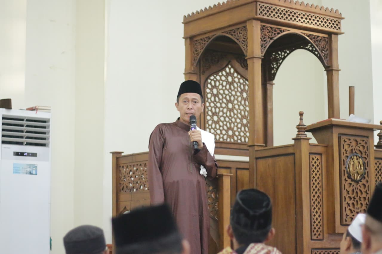 Bupati Iskandar Kamaru saat memberikan arahan kepada para ASN dalam kegiatan Program Ibadah Subuh Bersama (PISB) di Masjid Islamic Center, Bolaang Uki.