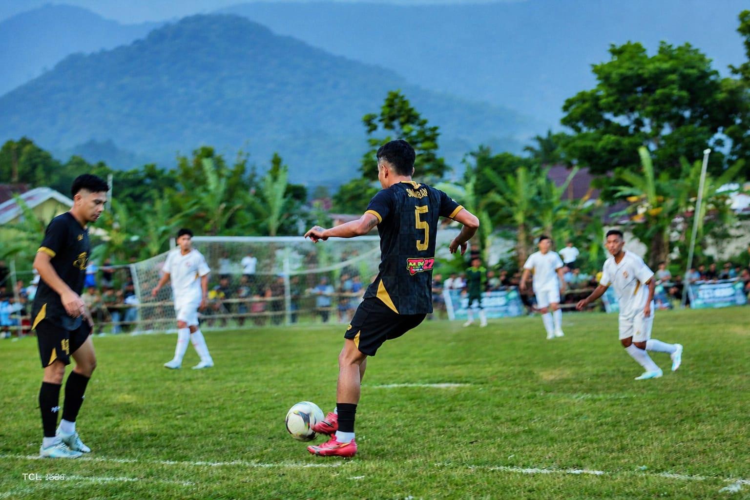 Sengitnya laga lanjutan Totabuan Champions League (TCL) 2026 antara Persin Sinindian melawan DAM FC Tambun yang berlangsung di Stadion Nunuk Matali, Kotamobagu, Kamis, 9 Juli 2026