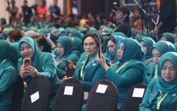 Ketua TP PKK Sulawesi Utara Ny. Anik Yulius Selvanus saat menghadiri Puncak Peringatan Hari Kesatuan Gerak (HKG) PKK ke-54 di Hotel Claro, Makassar, Sabtu, 11 Juli 2026. Foto: Diskominfo Pemprov Sulut