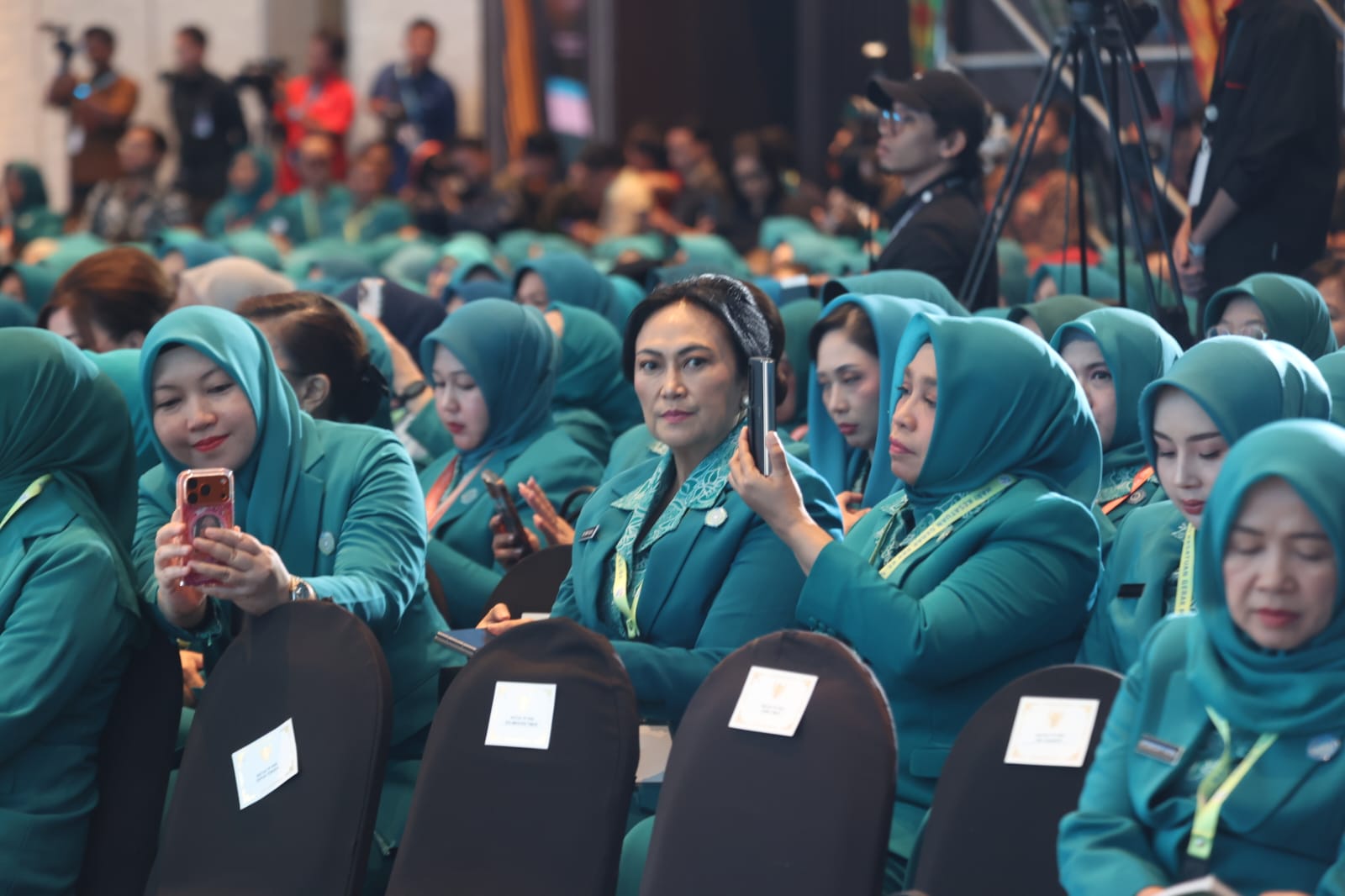 Ketua TP PKK Sulawesi Utara Ny. Anik Yulius Selvanus saat menghadiri Puncak Peringatan Hari Kesatuan Gerak (HKG) PKK ke-54 di Hotel Claro, Makassar, Sabtu, 11 Juli 2026. Foto: Diskominfo Pemprov Sulut