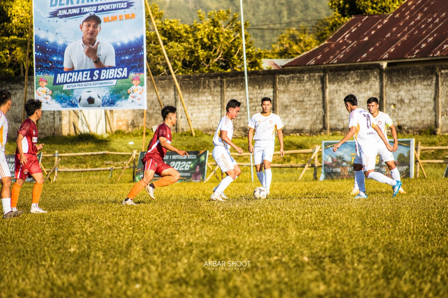 Pemain ZM FC Bolsel saat bertanding melawan DAM FC Tambun dalam lanjutan Grup B Totabuan Champions League (TCL) 2026 di Stadion Nunuk Matali, Kotamobagu.