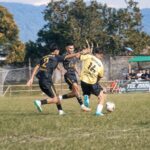 Aksi pesepak bola Mutiara Hitam Lobong saat menghadapi Bonawang FC dalam laga penyisihan Grup B Totabuan Champions League di Stadion Nunuk Matali, Kotamobagu, Selasa, 14 Juli 2026