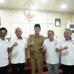 Bupati Iskandar Kamaru bersama jajaran KONI Sulut dan pengurus cabang olahraga Bolsel saat membuka Musorkab KONI Bolsel 2026 di Ruang Berkah Kantor Bupati, Panango.