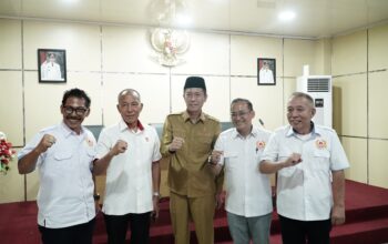 Bupati Iskandar Kamaru bersama jajaran KONI Sulut dan pengurus cabang olahraga Bolsel saat membuka Musorkab KONI Bolsel 2026 di Ruang Berkah Kantor Bupati, Panango.