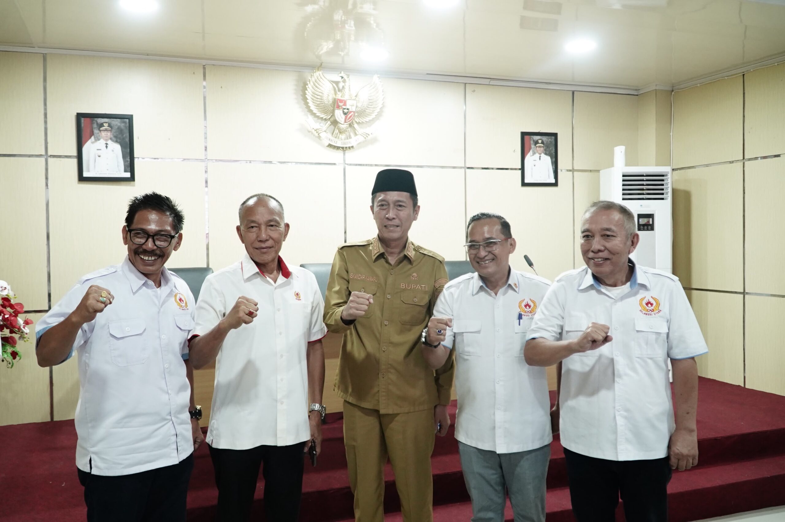 Bupati Iskandar Kamaru bersama jajaran KONI Sulut dan pengurus cabang olahraga Bolsel saat membuka Musorkab KONI Bolsel 2026 di Ruang Berkah Kantor Bupati, Panango.
