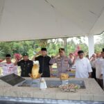Bupati Bolsel Iskandar Kamaru dan Wakil Bupati Deddy Abdul Hamid bersama Forkopimda dan jajaran saat berziarah ke makam tokoh pemekaran daerah menjelang peringatan HUT ke-18 Kabupaten Bolsel, Kamis, 16 Juli 2026.