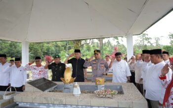 Bupati Bolsel Iskandar Kamaru dan Wakil Bupati Deddy Abdul Hamid bersama Forkopimda dan jajaran saat berziarah ke makam tokoh pemekaran daerah menjelang peringatan HUT ke-18 Kabupaten Bolsel, Kamis, 16 Juli 2026.