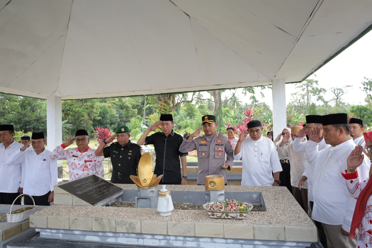 Bupati Bolsel Iskandar Kamaru dan Wakil Bupati Deddy Abdul Hamid bersama Forkopimda dan jajaran saat berziarah ke makam tokoh pemekaran daerah menjelang peringatan HUT ke-18 Kabupaten Bolsel, Kamis, 16 Juli 2026.