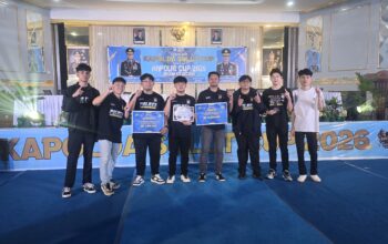 Didampingi Kapolsek Kotamobagu Utara, Ipda Magenda, Tim Mobile Legends Polres Kotamobagu merayakan kemenangan setelah menjuarai turnamen e-sport Kapolda Cup 2026 di Mapolda Sulut.