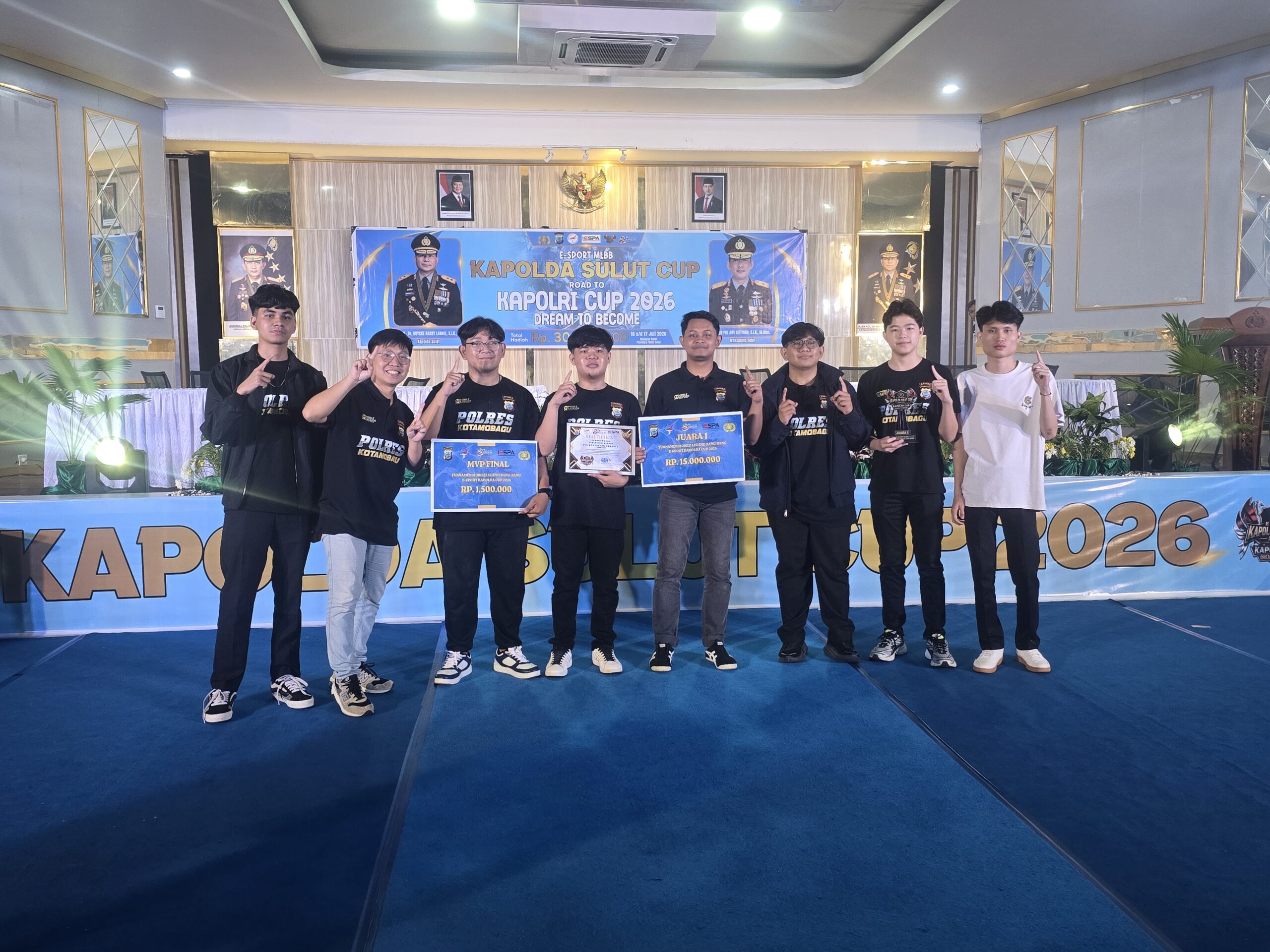 Didampingi Kapolsek Kotamobagu Utara, Ipda Magenda, Tim Mobile Legends Polres Kotamobagu merayakan kemenangan setelah menjuarai turnamen e-sport Kapolda Cup 2026 di Mapolda Sulut.