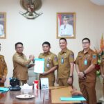 Sekretaris Daerah Provinsi Sulawesi Utara Tahlis Gallang menyerahkan Surat Keputusan (SK) Pelaksana Tugas (Plt) kepada pejabat baru di Ruang Kerja Sekprov Sulut, Selasa, 21 Juli 2026. Foto: Diskominfo Sulut