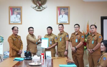 Gubernur Yulius Tunjuk Tiga Plt Baru Jaga Kinerja Pemprov Sulut 3 Sekretaris Daerah Provinsi Sulawesi Utara Tahlis Gallang menyerahkan Surat Keputusan (SK) Pelaksana Tugas (Plt) kepada pejabat baru di Ruang Kerja Sekprov Sulut, Selasa, 21 Juli 2026. Foto: Diskominfo Sulut