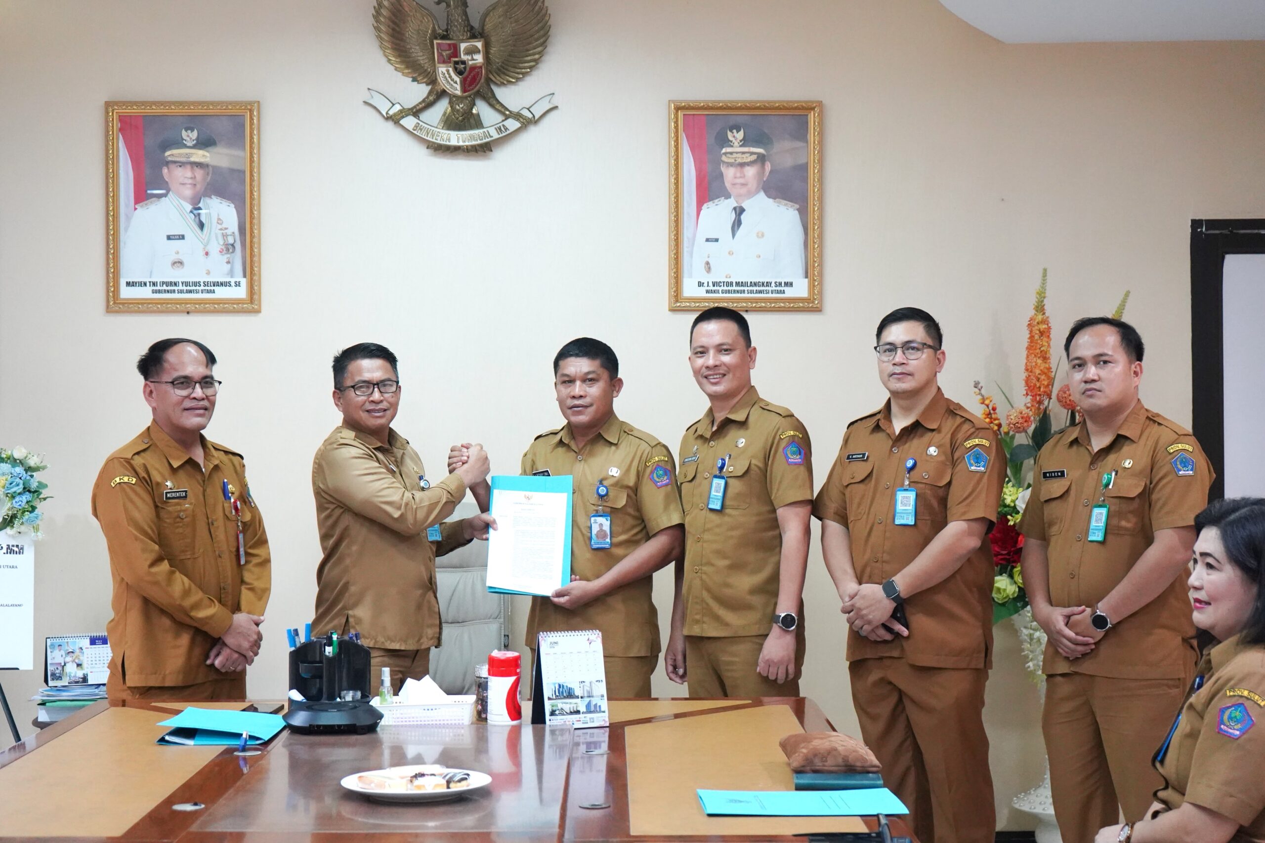 Sekretaris Daerah Provinsi Sulawesi Utara Tahlis Gallang menyerahkan Surat Keputusan (SK) Pelaksana Tugas (Plt) kepada pejabat baru di Ruang Kerja Sekprov Sulut, Selasa, 21 Juli 2026. Foto: Diskominfo Sulut