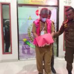 Petugas Kejaksaan Negeri Bolaang Mongondow Utara mengawal Kepala Desa Huntuk berinisial OFK bersama operator desa FU saat resmi ditahan terkait dugaan korupsi Dana Desa dan Alokasi Dana Desa Tahun Anggaran 2024 yang merugikan negara Rp442 juta. Foto: Wawan Golonda