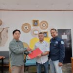 Viko Karinda saat menyerahkan berkas pendaftaran bakal calon Ketua PWI Bolsel periode 2026-2029 kepada Ketua Panitia Konferkab Iron Rahman di Sekretariat PWI Bolsel, Rabu, 22 Juli 2026. Foto: PWI Bolsel