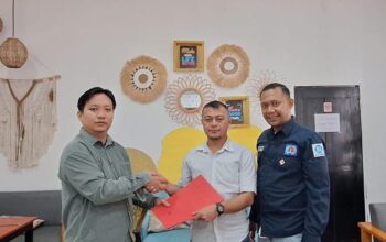 Viko Karinda saat menyerahkan berkas pendaftaran bakal calon Ketua PWI Bolsel periode 2026-2029 kepada Ketua Panitia Konferkab Iron Rahman di Sekretariat PWI Bolsel, Rabu, 22 Juli 2026. Foto: PWI Bolsel