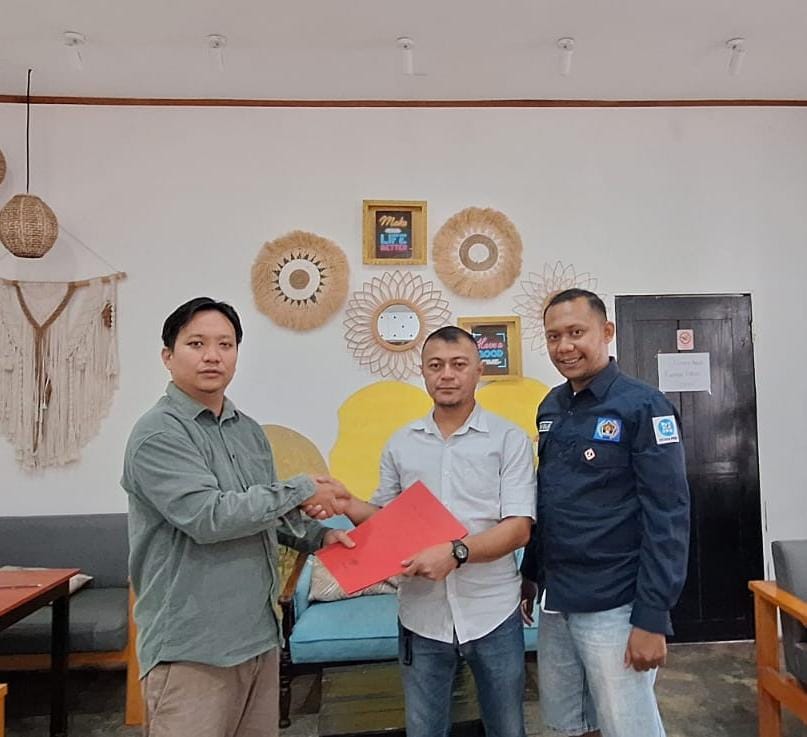 Viko Karinda saat menyerahkan berkas pendaftaran bakal calon Ketua PWI Bolsel periode 2026-2029 kepada Ketua Panitia Konferkab Iron Rahman di Sekretariat PWI Bolsel, Rabu, 22 Juli 2026. Foto: PWI Bolsel