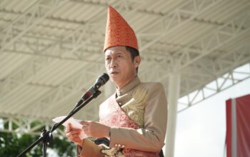 Bupati Iskandar Kamaru saat memaparkan capaian daerah di peringatan Upacara HUT ke-18 Kabupaten Bolsel di Alun-alun Bolaang Uki, Selasa, 21 Juli 2026. Foto: Diskominfo Bolsel
