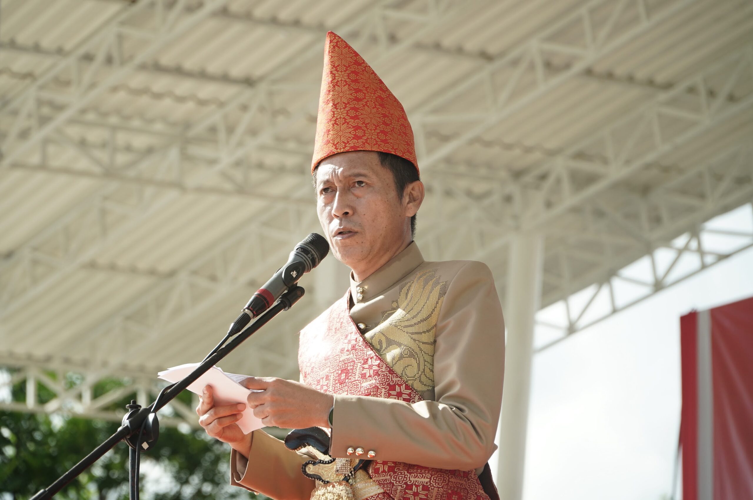Bupati Iskandar Kamaru saat memaparkan capaian daerah di peringatan Upacara HUT ke-18 Kabupaten Bolsel di Alun-alun Bolaang Uki, Selasa, 21 Juli 2026. Foto: Diskominfo Bolsel
