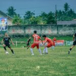 Gelandang Burako Alason FC, Timan Kadula saat menerima dikepung tiga pemain Bonawang FC dalam lanjutan Totabuan Champions League 2026 di Stadion Nunuk Matali, Kotamobagu, Rabu, 22 Juli 2026. Foto: Akbar TCW