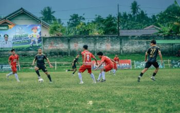 Hasil TCL 2026: Gol Dramatis Julio Bawa Burako Alason Tekuk Bonawang 1-0 4 Gelandang Burako Alason FC, Timan Kadula saat menerima dikepung tiga pemain Bonawang FC dalam lanjutan Totabuan Champions League 2026 di Stadion Nunuk Matali, Kotamobagu, Rabu, 22 Juli 2026. Foto: Akbar TCW